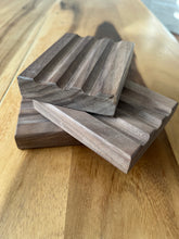 Charger l'image dans la galerie, Porte Savon en pin vernis